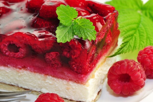 Postre de frambuesa y galleta con menta