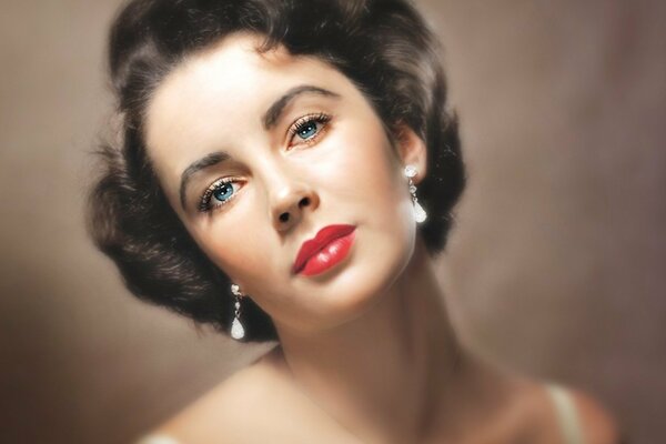 Elizabeth Taylor blickt mit blauen Augen