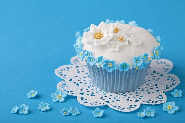 Cupcake dulce blanco bellamente decorado