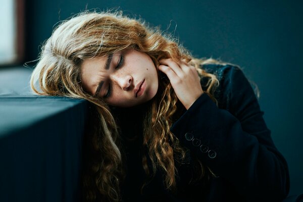 Portrait d une jeune fille avec des taches de rousseur