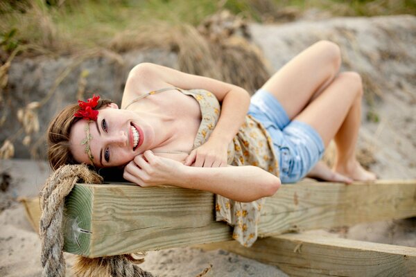 Megan Coffey pose sur le sable