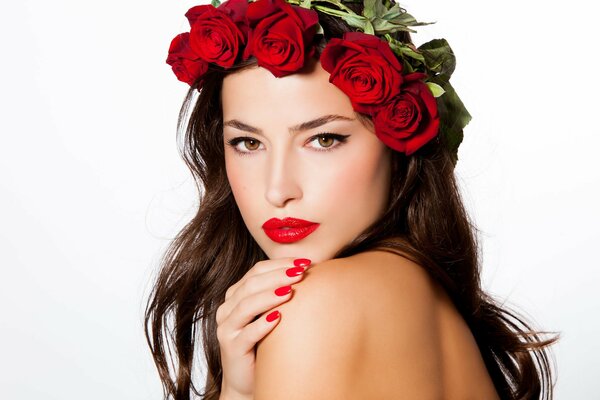 Photo d un modèle avec une Couronne de roses sur la tête