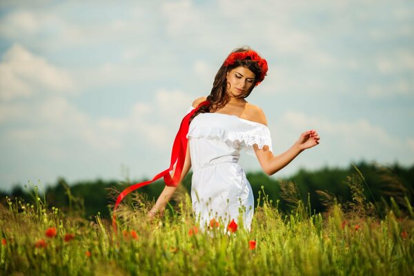 Ragazza che cammina sul campo di papaveri