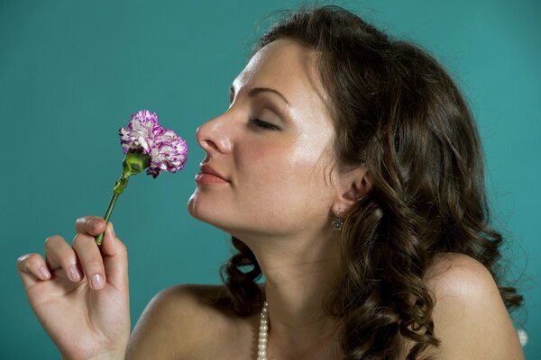 Giovane ragazza che annusa il fiore