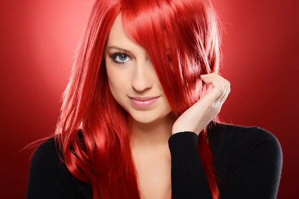 Mädchen mit roten Haaren auf rotem Hintergrund