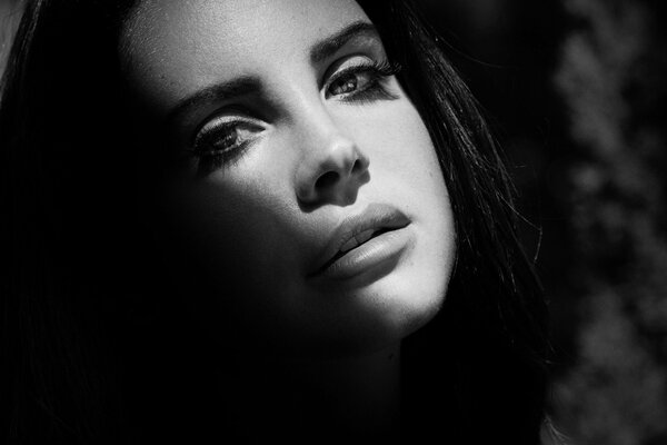 Czarno-białe zdjęcie piosenkarki Lany Del Rey