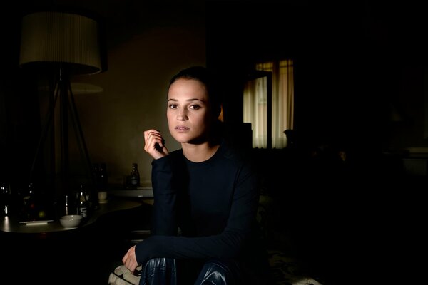 Alicia vikander fotos en tonos oscuros