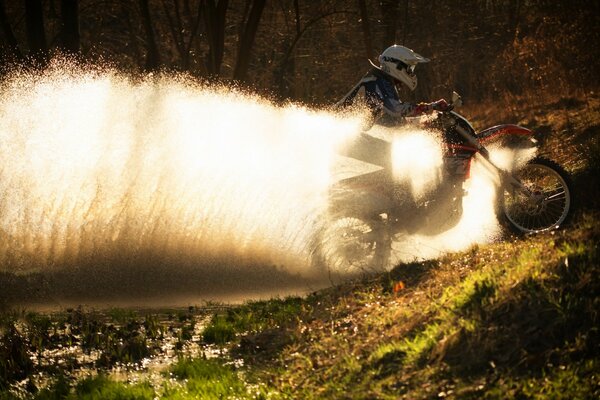 Course de moto de sport dans le domaine