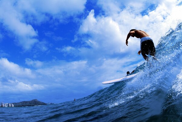 Un hombre surfea en el océano