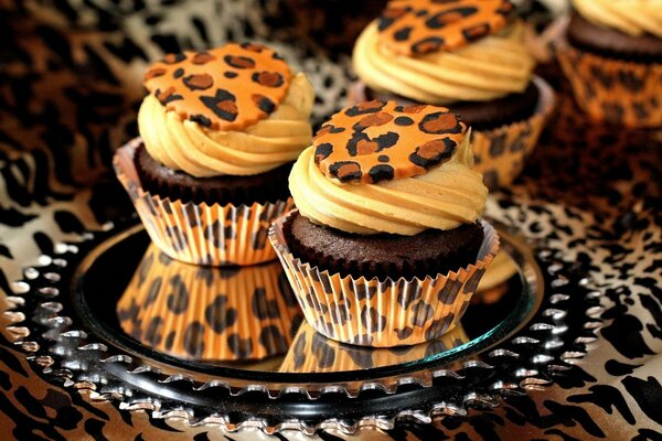 Cupcakes en bandeja con decoración de leopardo