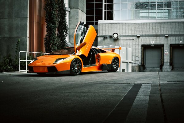 Lamborghini naranja se encuentra en la carretera