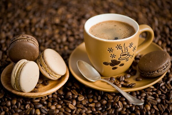 Grains de café avec des macarons sur une soucoupe