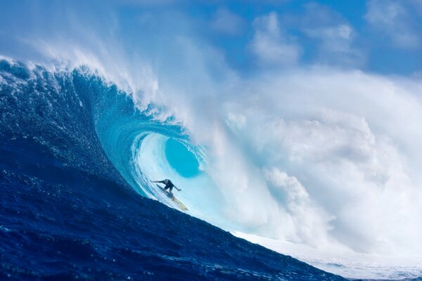 Surfer auf Wellen im Ozean