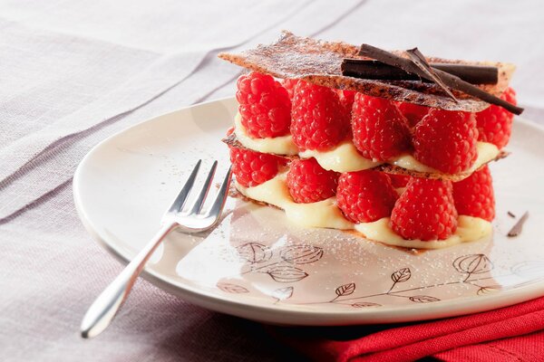 Delicioso postre con frambuesas en un plato