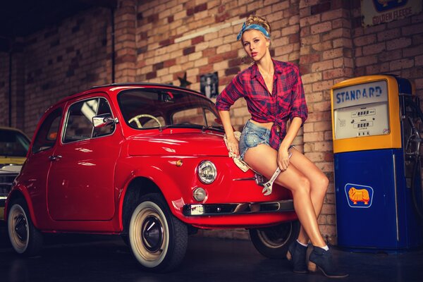 Fille en short avec une petite voiture rouge