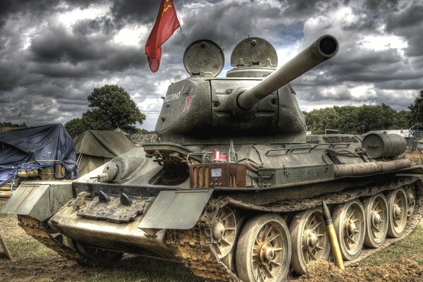 Carro armato sovietico T - 34-85 per il giorno della vittoria