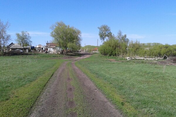 Route de campagne menant au village