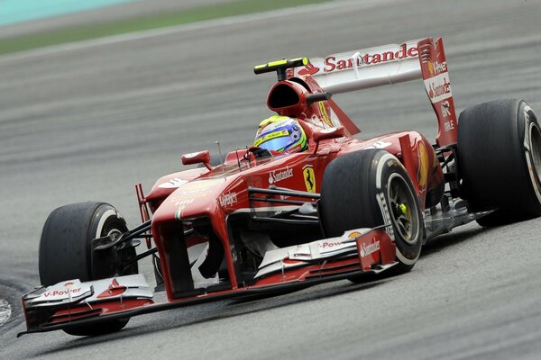 Un coche rápido en las carreras de F138