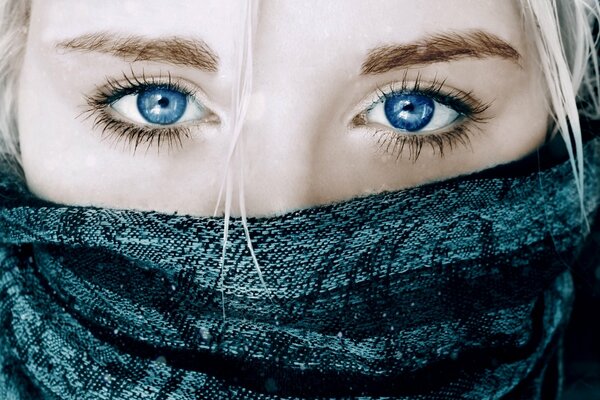 Chica rubia con hermosos ojos azules de cerca