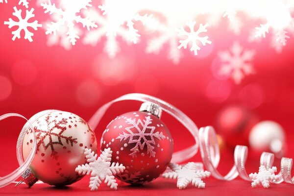 Imágenes de un nuevo año bolas de Navidad rojo y blanco