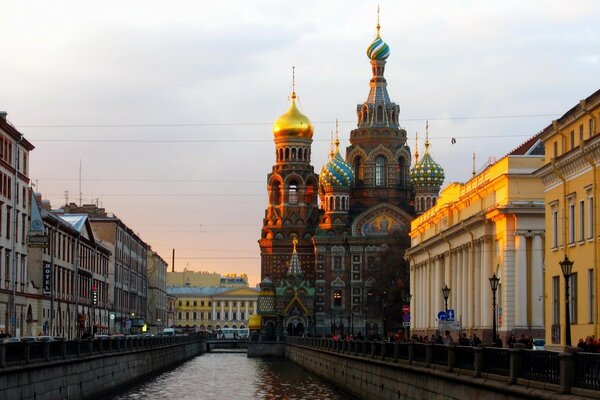 Terraplén de San Petersburgo entre los edificios