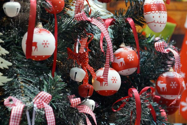 Buntes Spielzeug und Bögen am Weihnachtsbaum