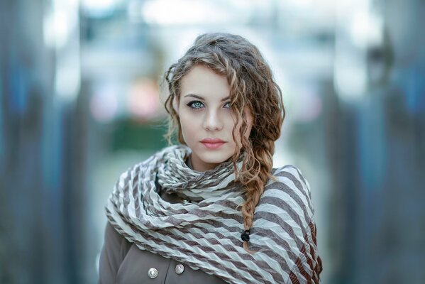 Retrato de una hermosa niña en otoño