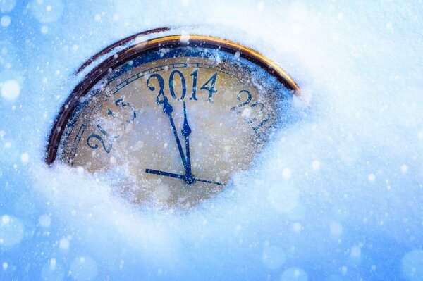 Die Uhr, die mit Schnee bedeckt ist, zeigt das Jahr an