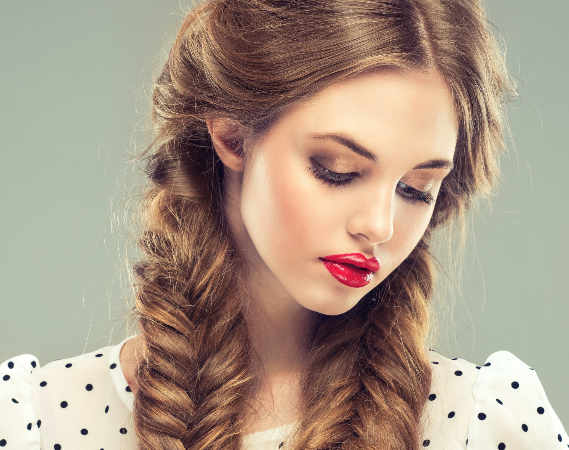 chica modelo mirada cara maquillaje lápiz labial pelo trenzas fondo