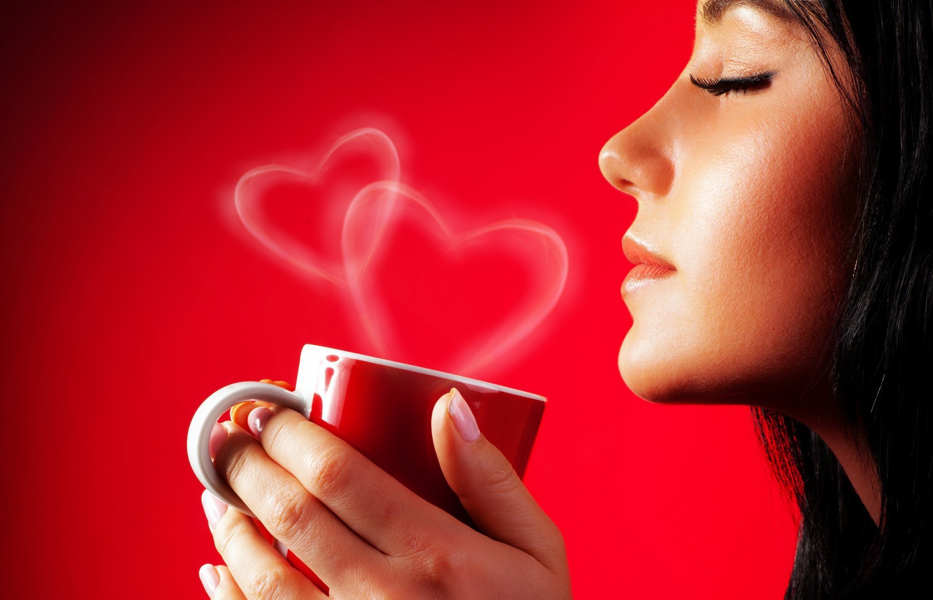 chica perfil ojos cerrados pestañas pelo manos taza corazones fondo rojo