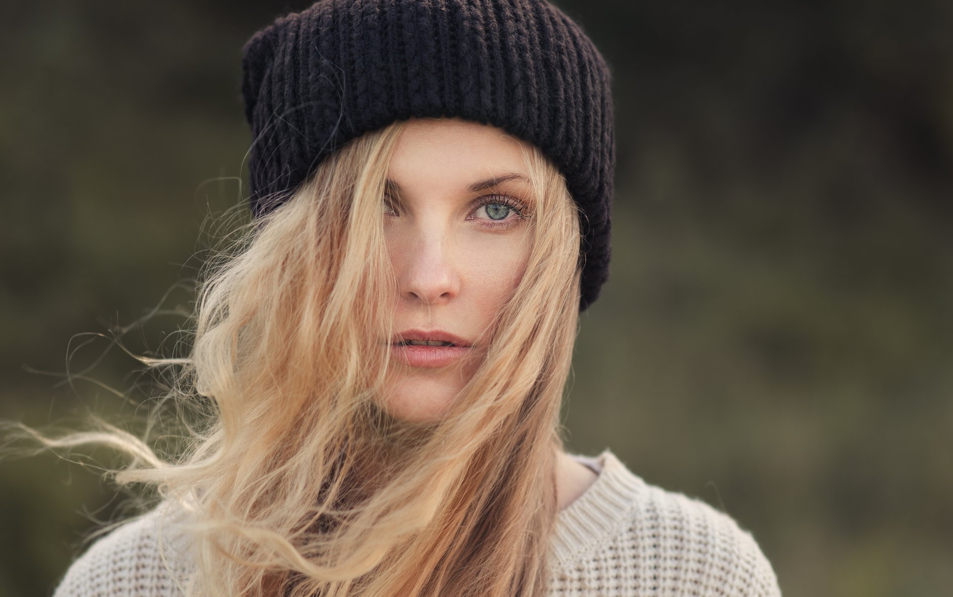 modèle fille blonde cheveux yeux cils chapeau veste tricot vent