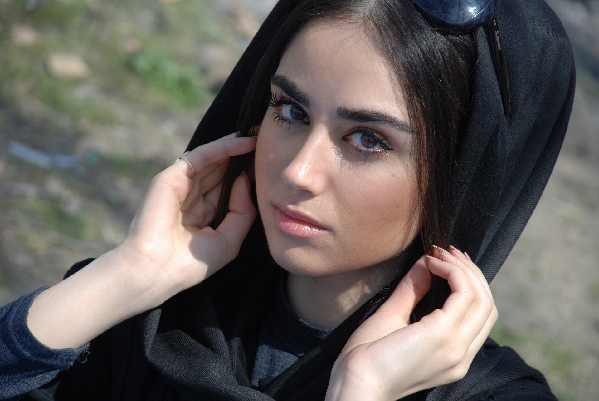 haniya gholami schauspielerin iranische haar auge teenager gesicht handgefertigt ring sonnenbrille wunderschön aussehen famale kleid hijab finger augenbrauen make-up mädchen