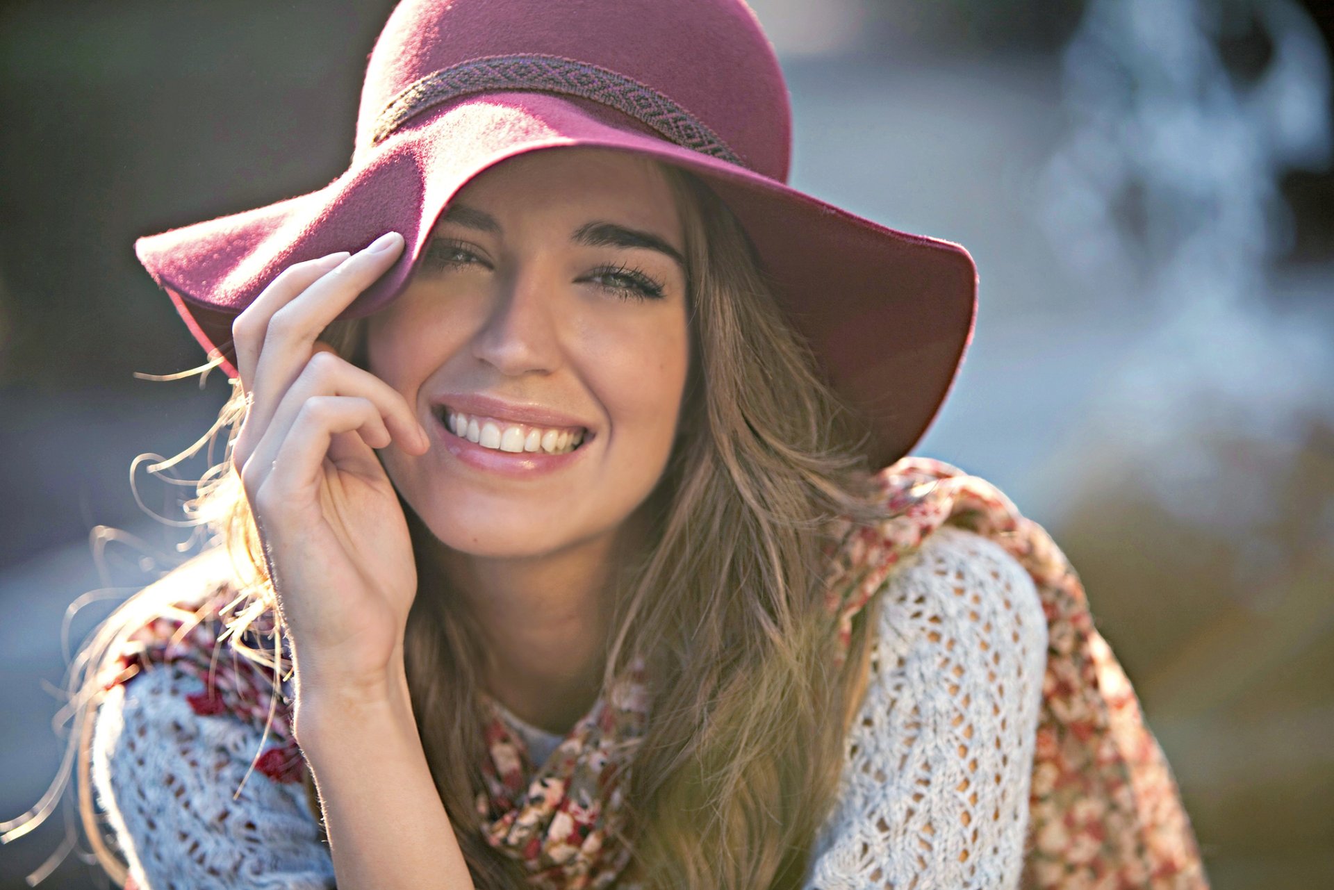 clara alonso modèle visage sourire rire chapeau