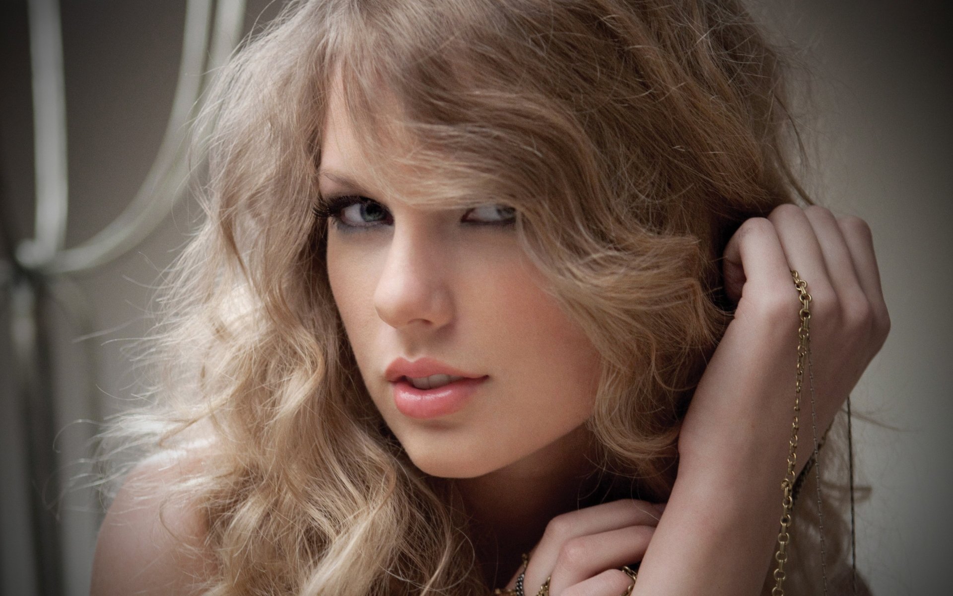 taylor swift blonde chanteuse regard visage