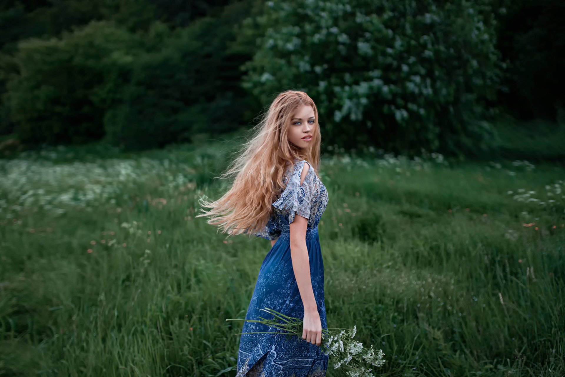 dasha charme haar blick blumen natur kleid george chernyadyev