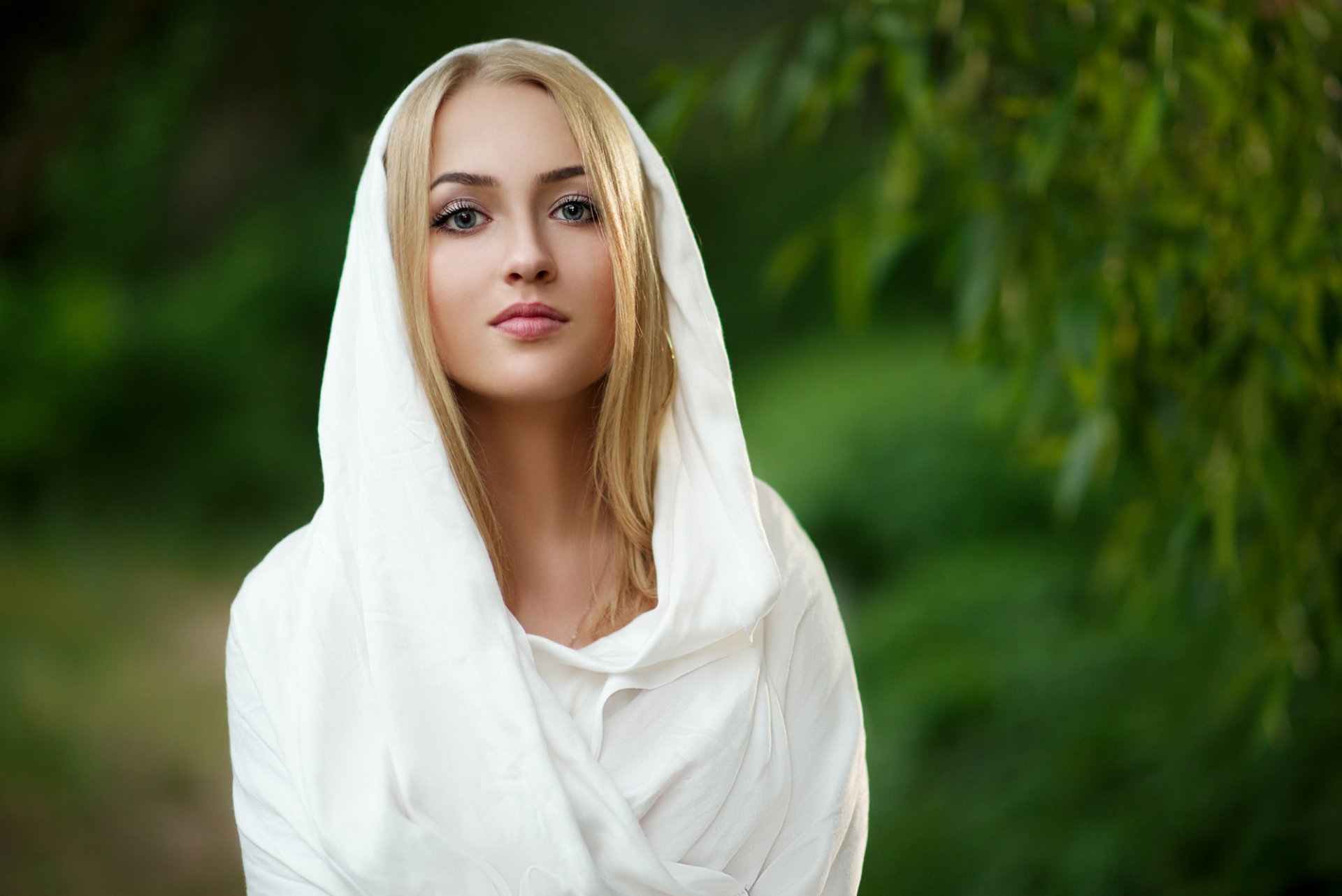 ragazza bionda viso sguardo panno sfondo