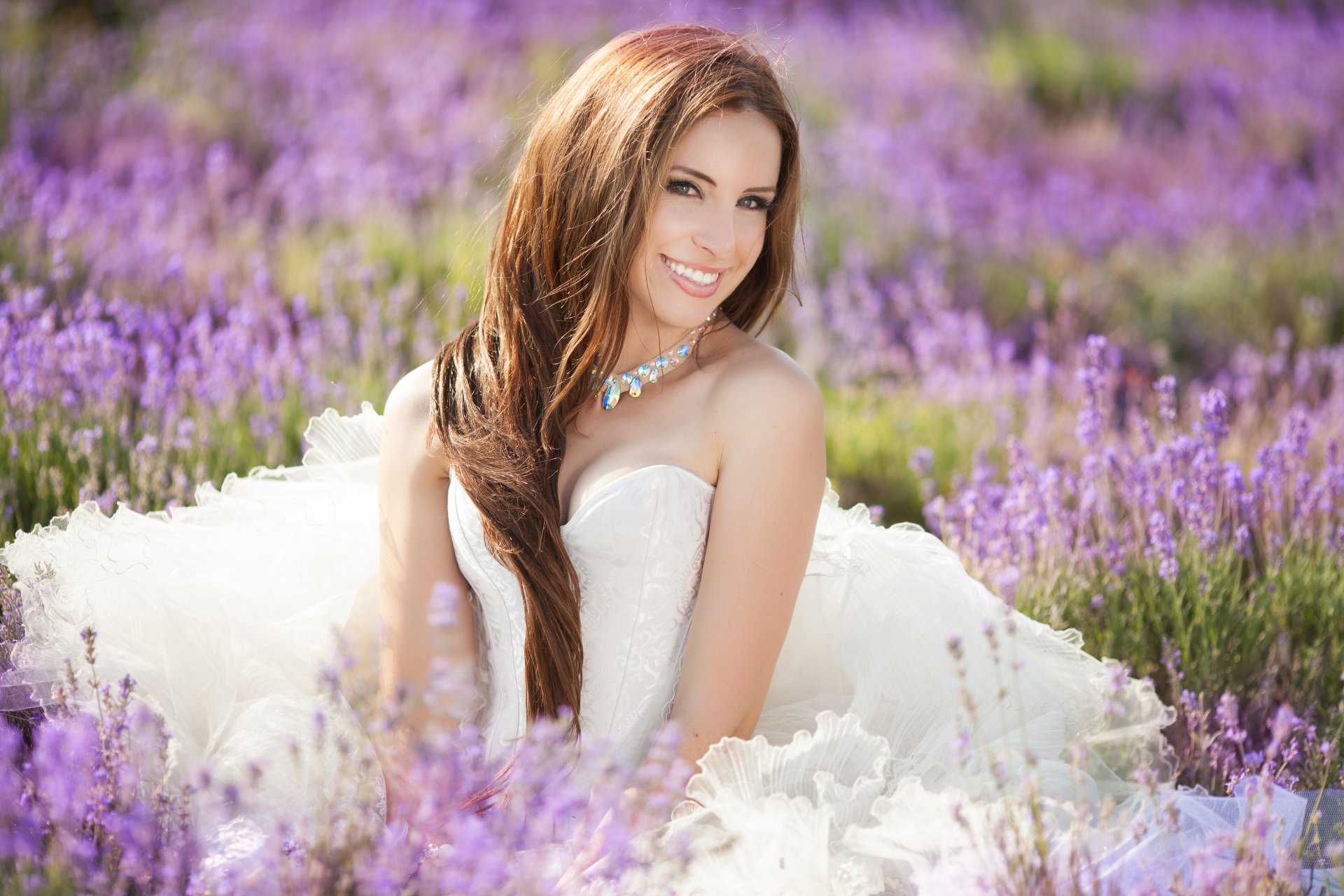 campo fiori di lavanda ragazza sposa sguardo sorriso sposa