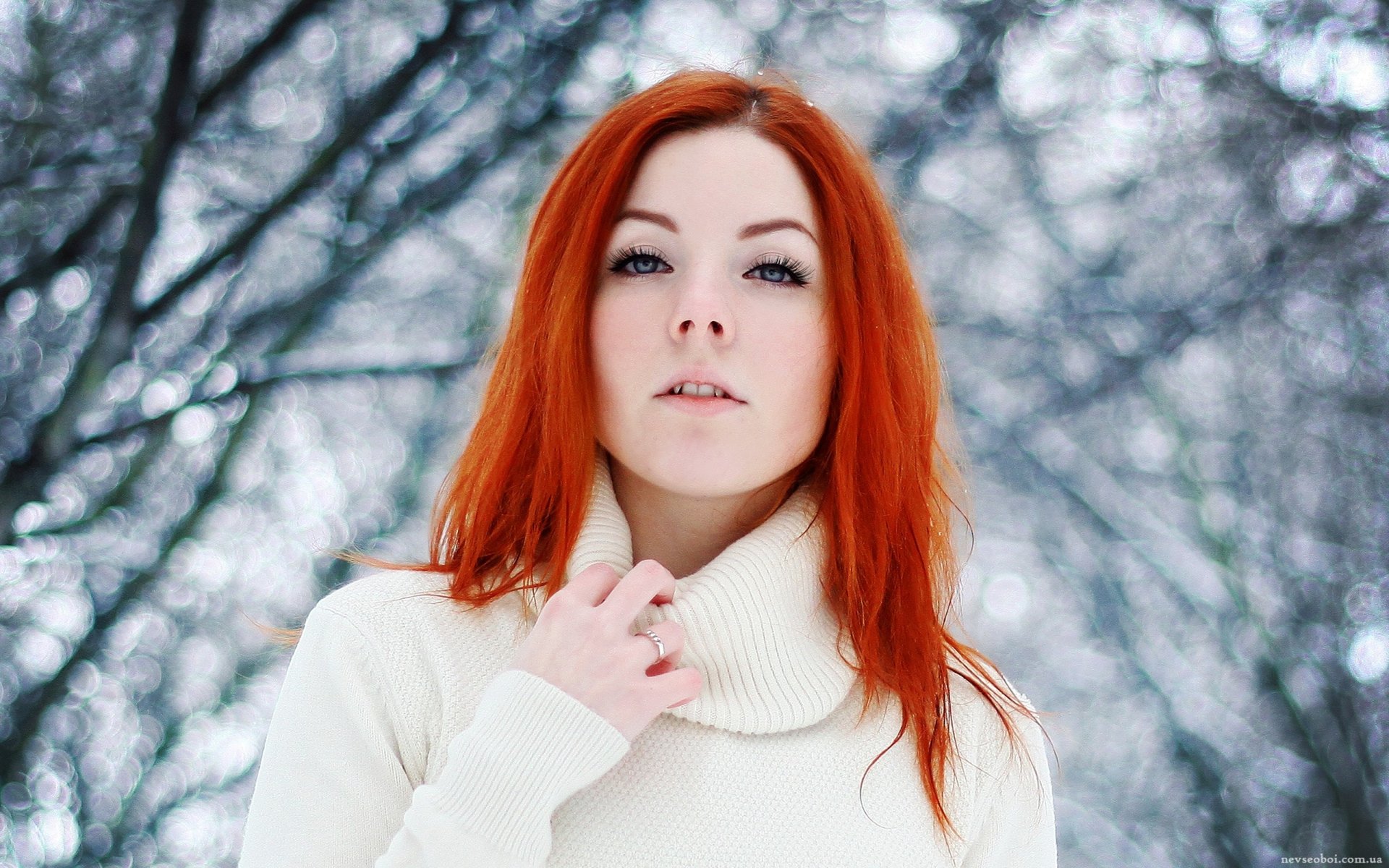 ragazza bella rossa carina mani viso occhi labbra sguardo maglione inverno natura neve alberi rossa inverno