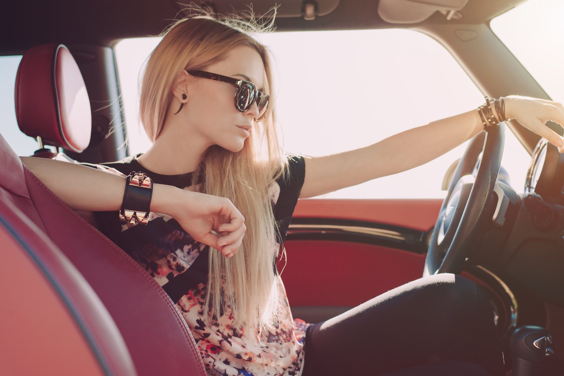 fille blonde profil lunettes assis voiture volant