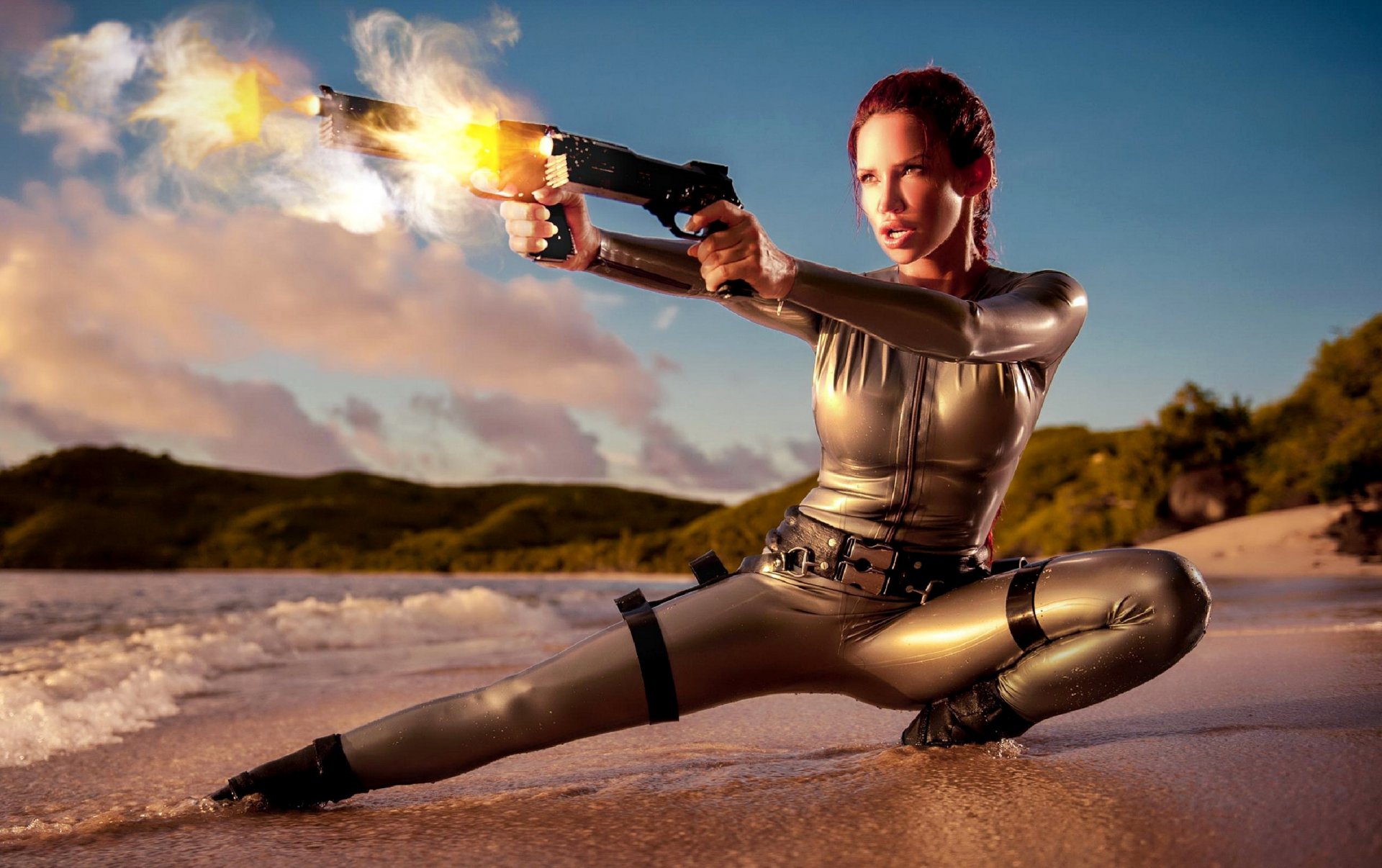 bianca pelirroja fantasía modelo canadiense bianca beauchamp pelirroja nena cosplay lara croft tomb raider playa arena agua mojado látex pistolas mirada tensión disparos armas fuego costa cielo imitación