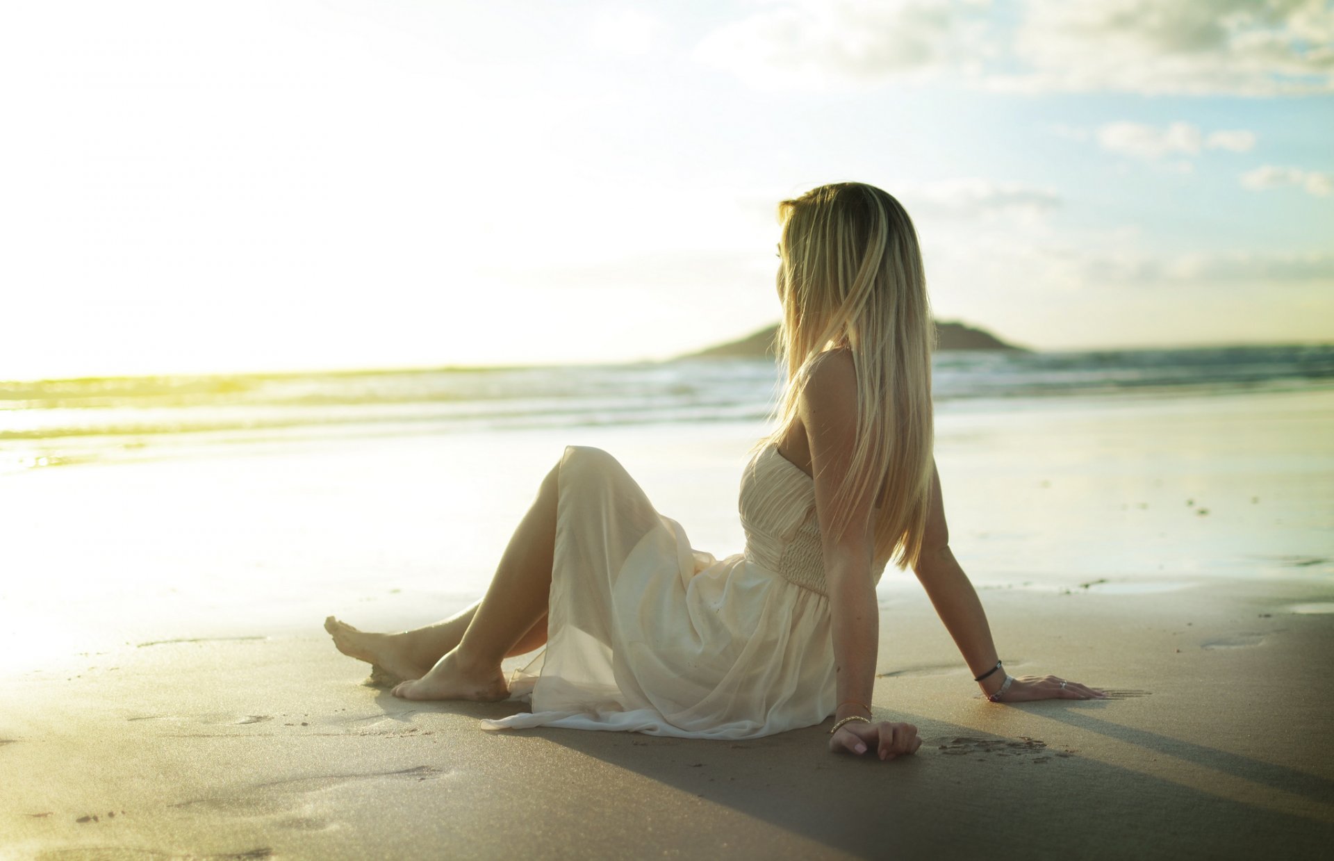 fille blonde robe robe d été plage sable pose assis