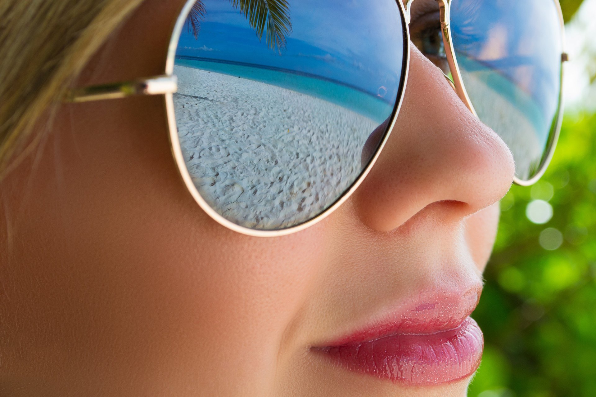 ragazza viso occhiali riflessione spiaggia