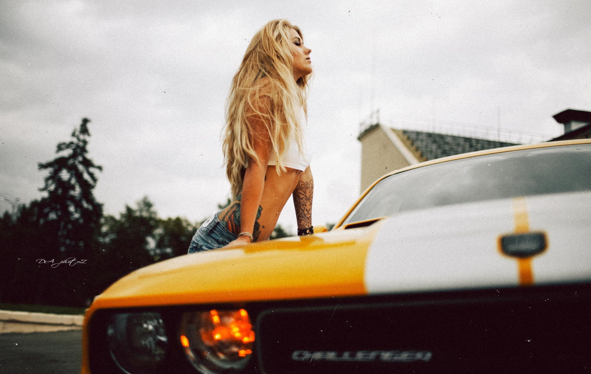 chica coche rubia foto modelo fotógrafo egor kuzmin