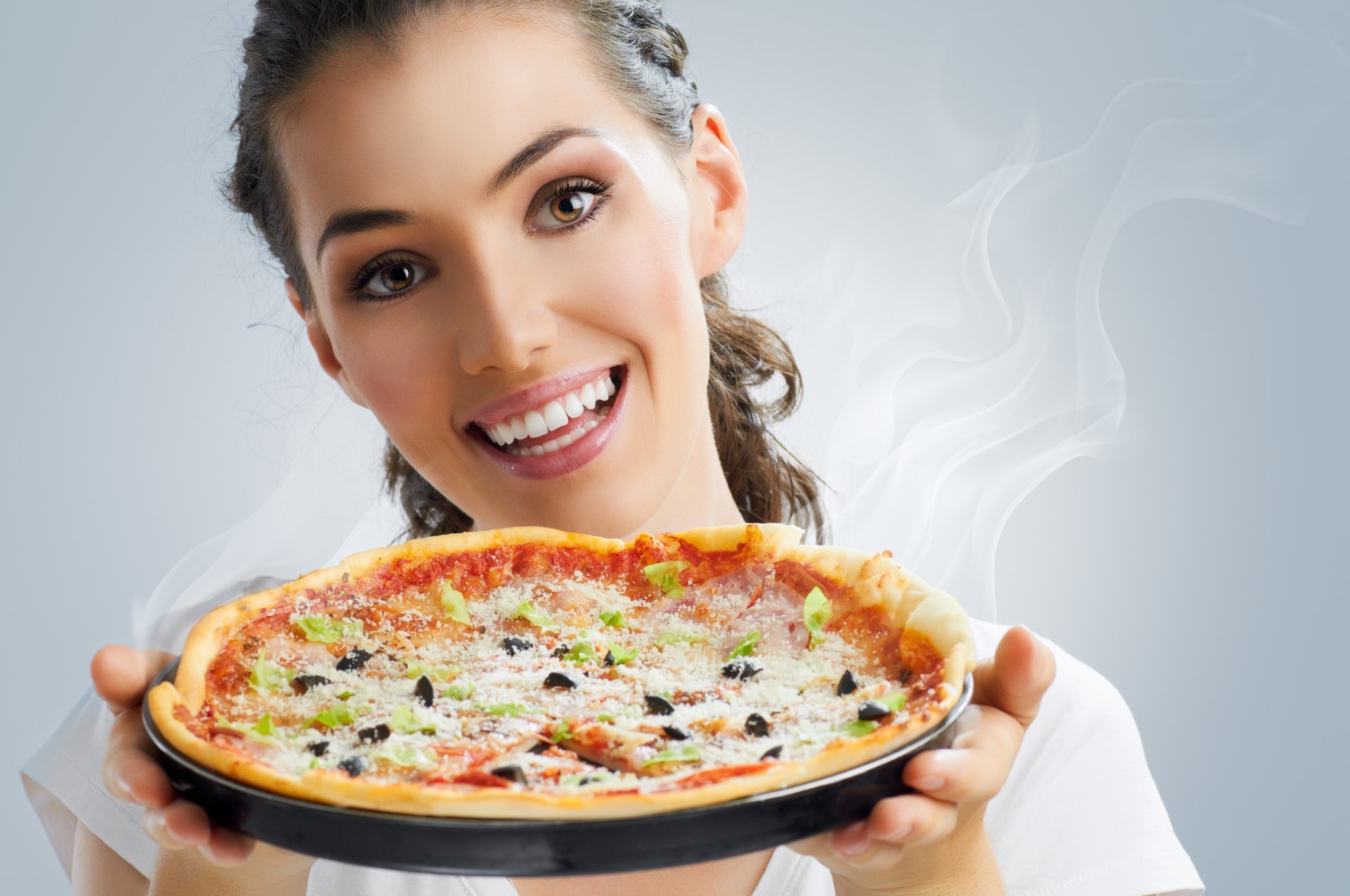 chica morena ojos marrones sonrisa pizza parejas