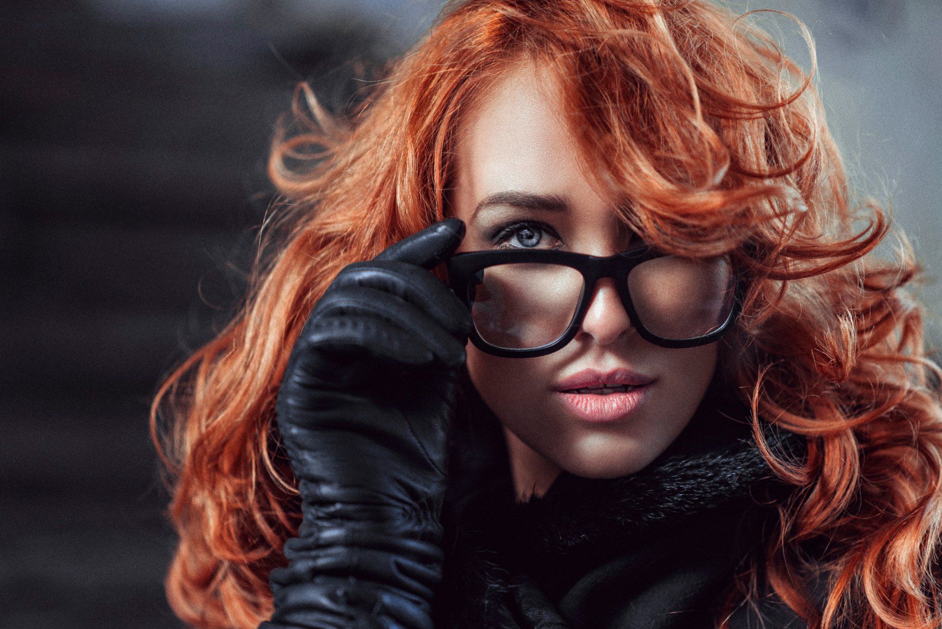 lis rousse portrait lunettes georgi chernyadyev