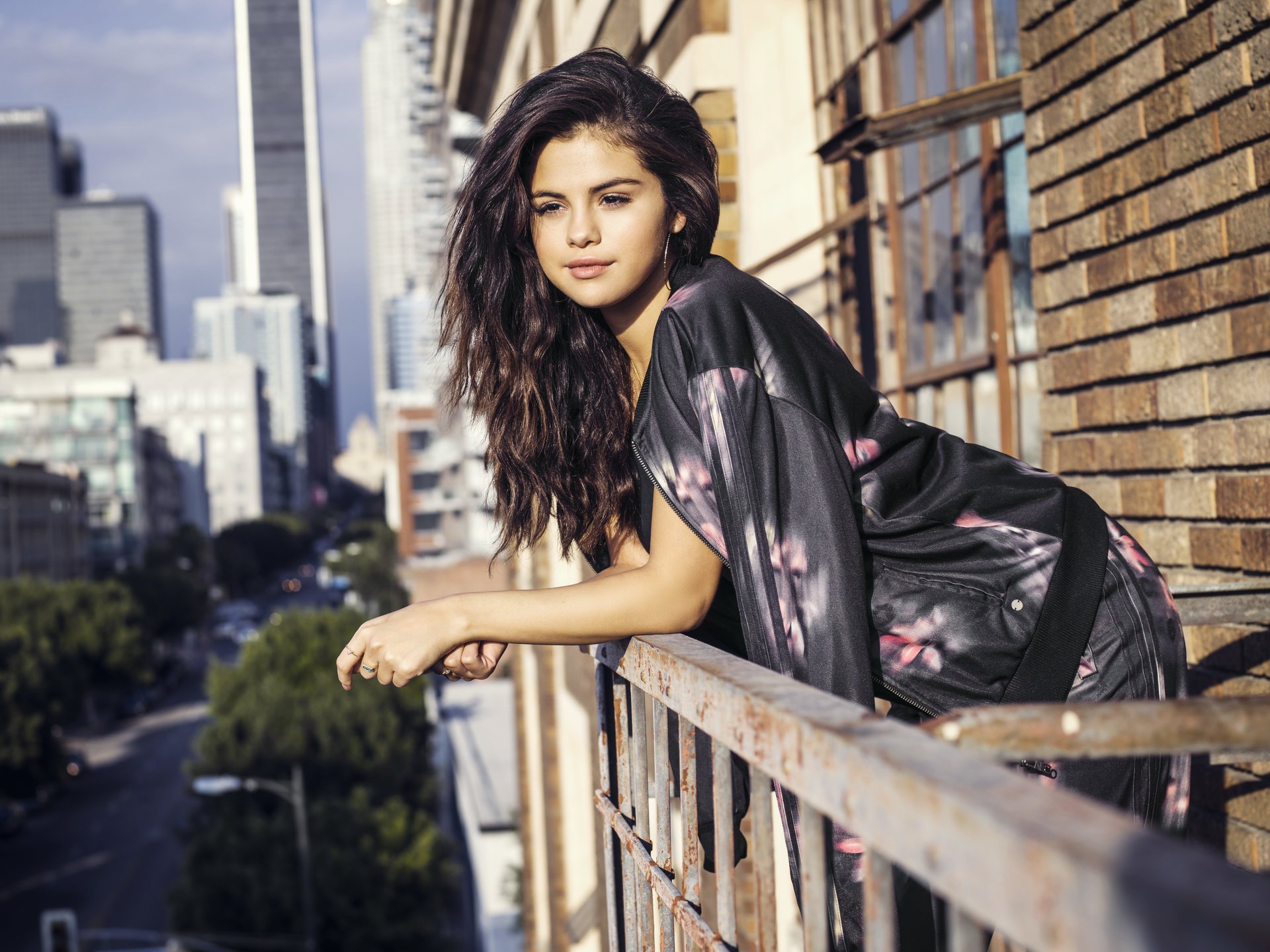 selena gomez adidas neo étiquettes selena gomez brunette pose