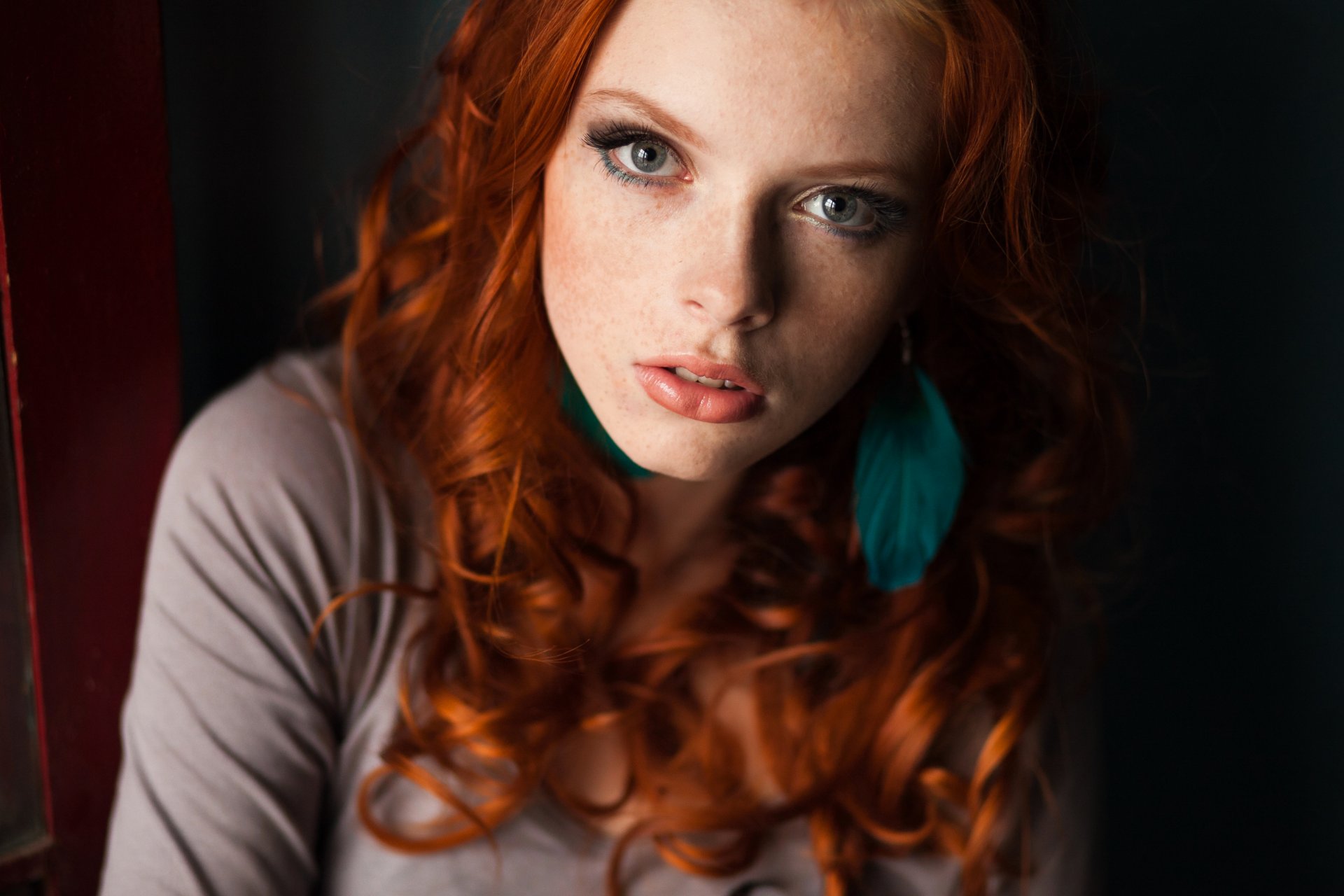 fille rousse regard maquillage boucles