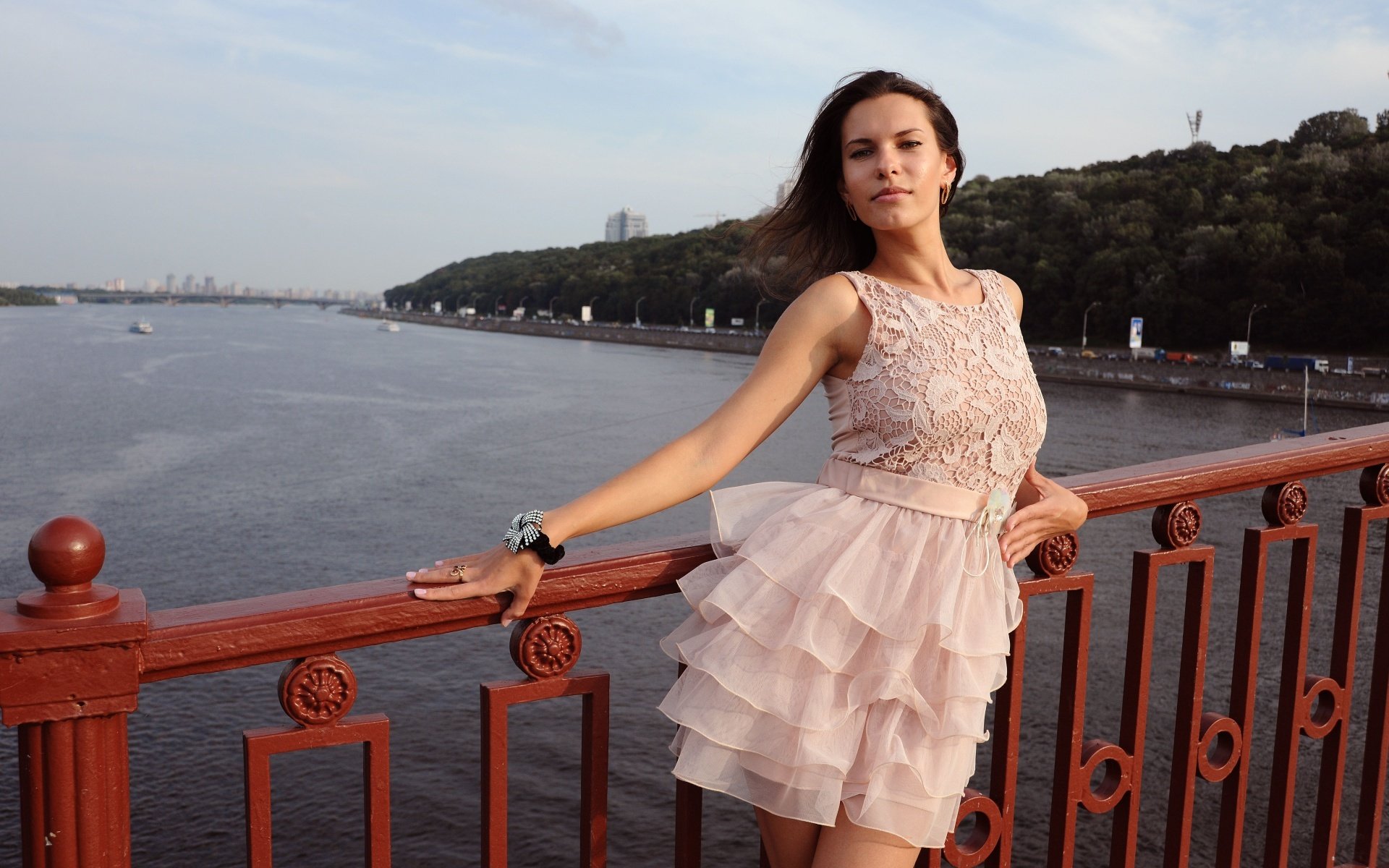 fille suzanne robe regard pose pont