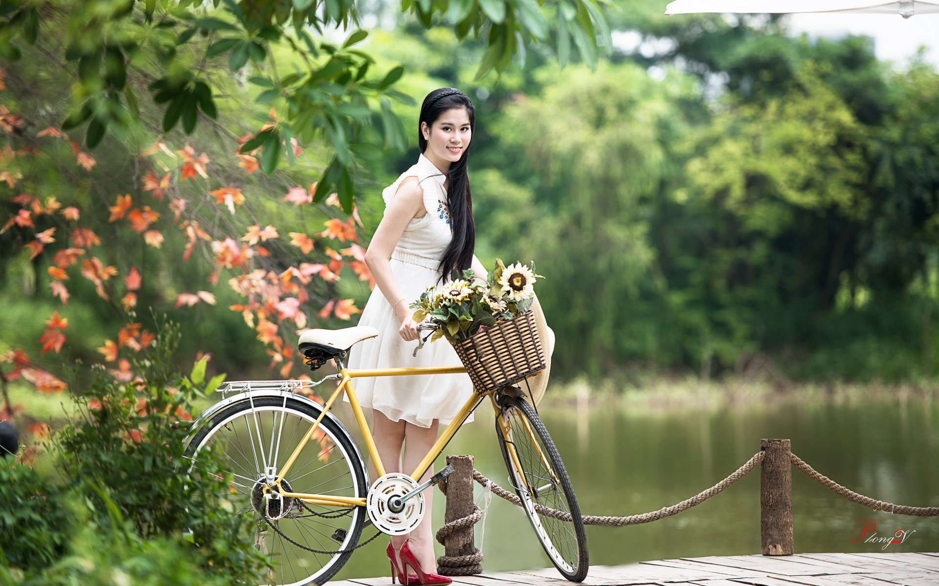 chica asiático bicicleta