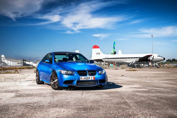 Blaues Auto auf Flugzeughintergrund